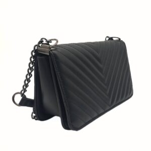 Czarna chanelka ze stalowym łańcuszkiem