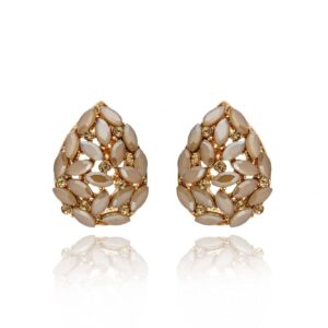 Kolczyki typu sztyfty firmy Yvon w kolorze beżowym ze szkła fasetowanego