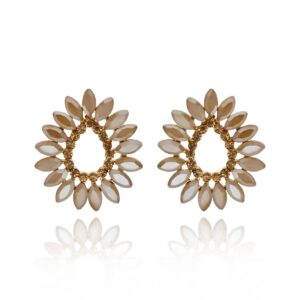 Kolczyki typu sztyfty firmy Yvon w kolorze beżowym ze złotymi elementami