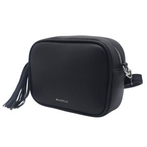 Torebka listonoszka firmy Maxfly w kolorze czarnym z frędzlem na końcu suwaka